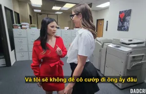 Cô nhân viên bị cấp trên tống tình khi phát hiện bí mật cô từng là gái bán dâm