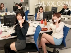 đi làm tóc cùng cô vợ, lén nện nữ nhân viên