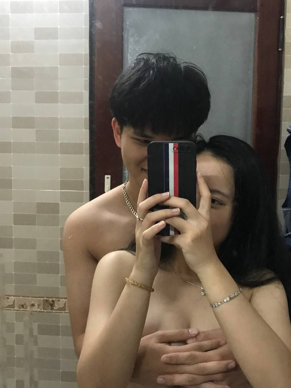 Một người mẫu trông giống người nổi tiếng tên là Xiaolu là mẫu người mà tất cả đàn ông đều muốn quan hệ.